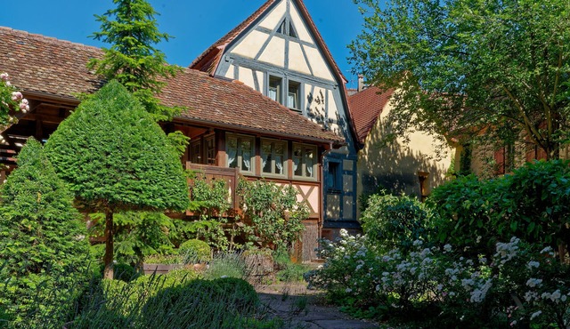 Lucky Dragon* Family apartment. Covered terrace. Historical & quiet setting.