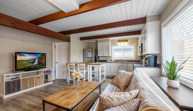 Lucky Duck Bungalow, Close to downtown and U of O