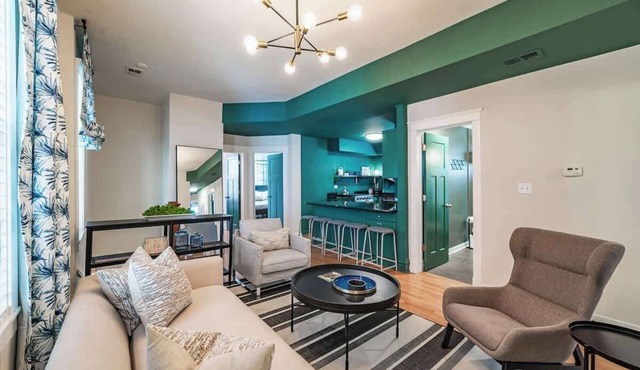 Lucky Green | 9BR, Parking, Sleeps 19 | By Wrigley