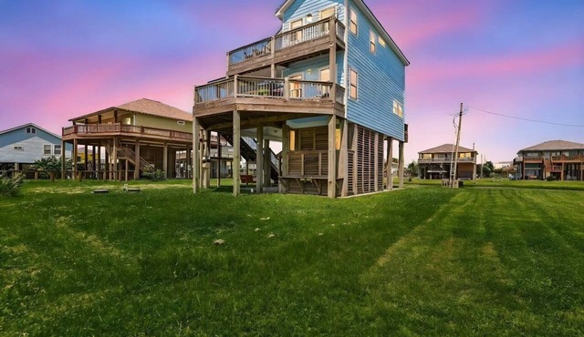 Lucky Gulf Getaway - 4 bedroom w/gulf view, close to beach, cargo lift.