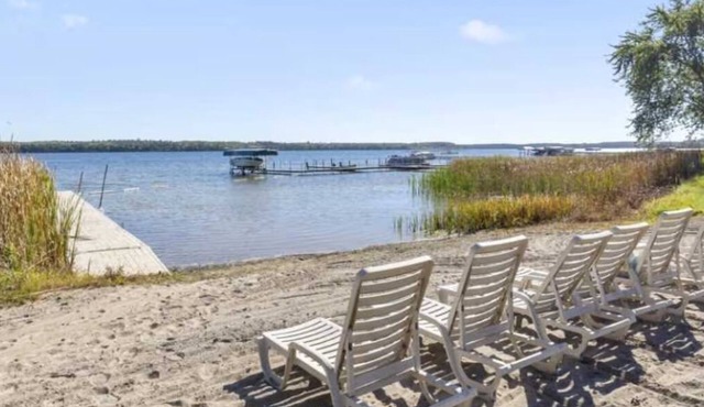 Lucky Loon Lakeside Villa| Pool, sauna, dock| Close to Park Rapids | Sleeps 6