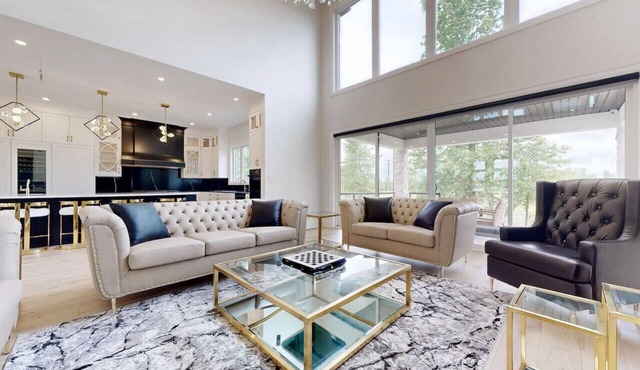Lucky Mansion - a Luxury Villa in Fort Erie !