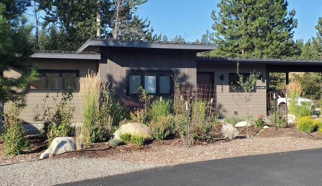 Lucky Star Cabin, A Mountain Modern Winthrop home on the Methow Trails system!