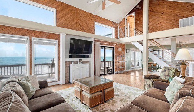 Lucky Stars: Oceanfront | Rec Room with Pool Table