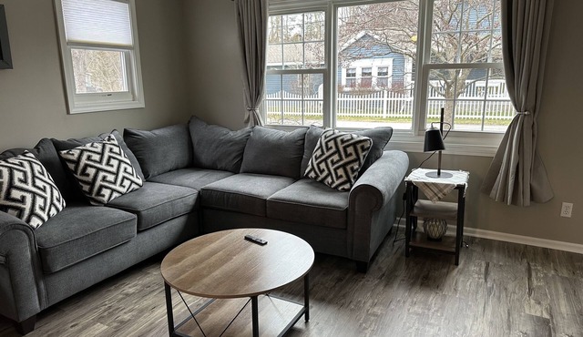 Lucy's Lake House, Lake view, One block from Lake Ontario, Peaceful & Spacious