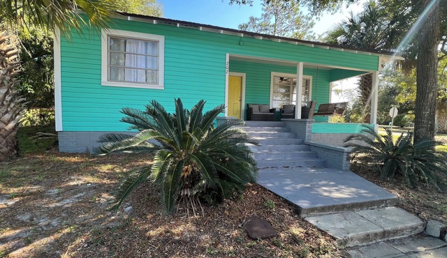Lucy’s Beach Hideaway, 2 block to restaurants & waterfront