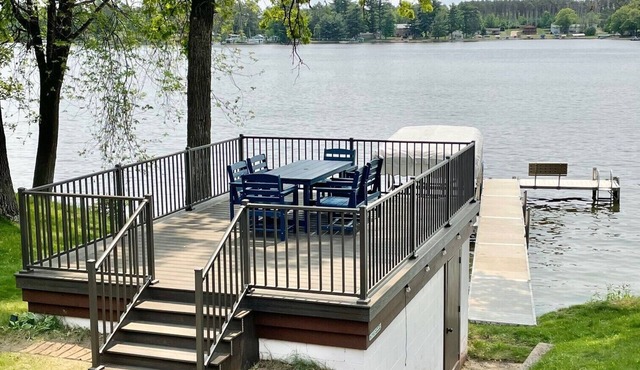 Luda’s Lakeshore Retreat: Newly renovated. Boathouse deck, private dock & slip