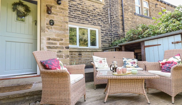 LUDD BROOK COTTAGE, pet friendly, with open fire in Luddenden