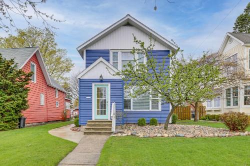 Ludington Home w/6 Bicycles < 1 Mi to Beach!