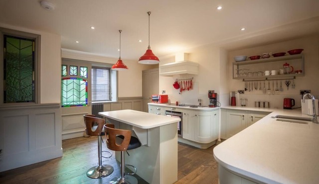 LUDLOW – Linnet House: Townhouse with Parking, Central Location, Sleeps 8