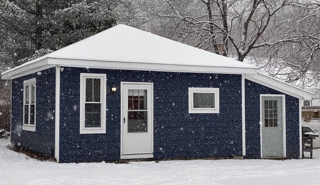 Ludlow Village Guest House - prime location on ski shuttle, walk to restaurants