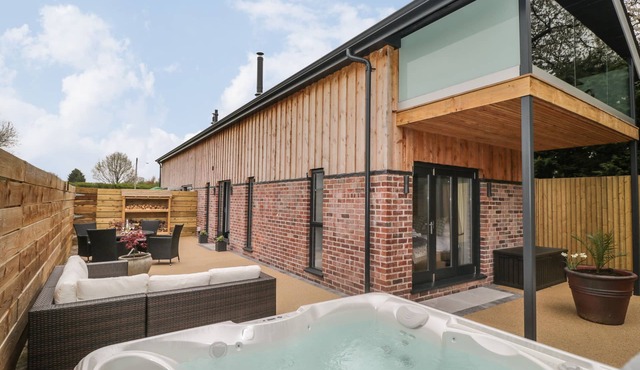 LUGG VIEW, character holiday cottage, with hot tub in Hereford
