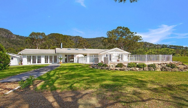 LUJO HOUSE - Elegant & modern home - Retreat in Gloucester - Tranquil Rural Escape with Pool & Views