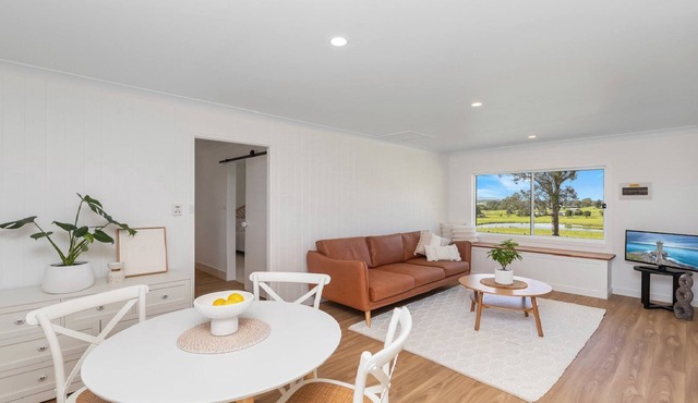 LUJO STUDIO - Elegant & modern studio - Retreat in Gloucester Tranquil Rural Escape with Pool & Views