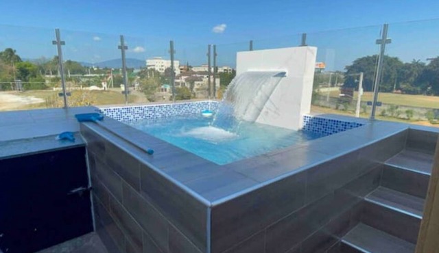 Lujoso Apartamento con Picuzzi Privado y Piscina