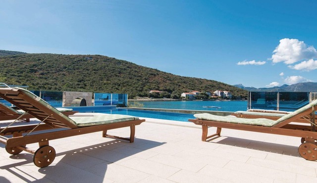 Luka Dubrava is a small fishing village in the middle of Peljesac, with only a few houses.