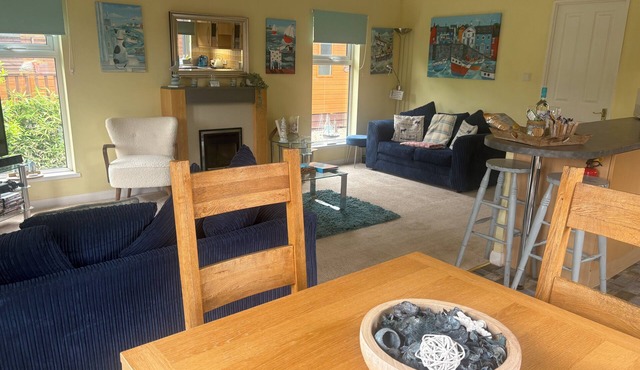 LUKES LODGE, DEVON, HOT TUB, PET FRIENDLY, sleeps 6 FINLAKE HOLIDAY PARK