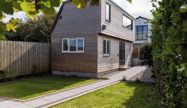 LULLA LODGE, romantic, with a garden in St Just