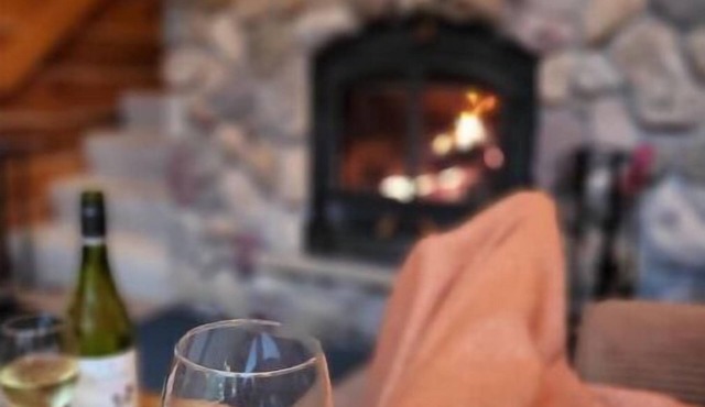 Lulu’s Lodge: Cozy Woods Cabin w/Hot Tub + Stone Fireplace