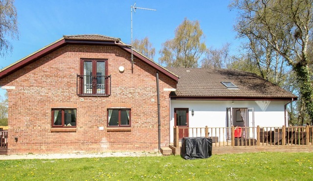 LULWORTH LODGE, pet friendly, character holiday cottage in Wool