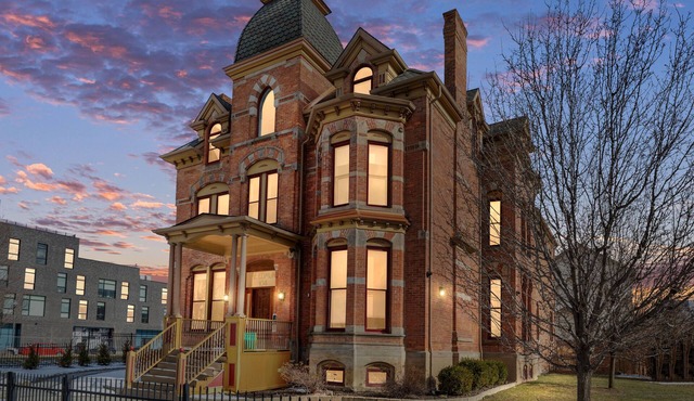 Lumber Baron’s Brush Park Penthouse - 3BR - 2 Kings/Queen/2.5Bath - 1-Car Garage