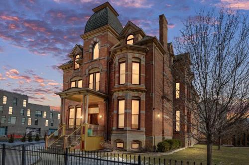 Lumber Barons Detroit Brush Park Penthouse 3BR 2 Kings 1 Queen 2 Baths 1 Car Garage