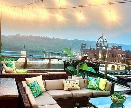 Lumberjack Inn with rooftop