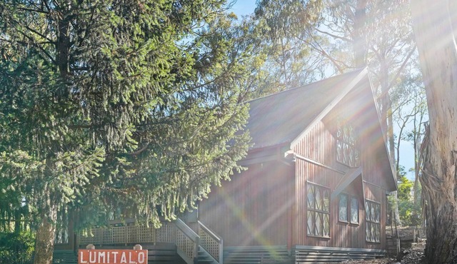 Lumi Talo - Retro quintessential two-story cedar lodge