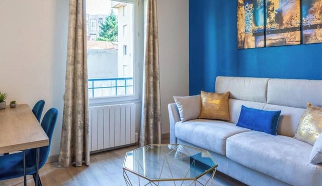 "Lumières", downtown Lyon, University of Medicine/Lyon 3, metro 200 m away, wifi