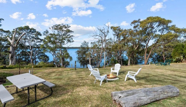 Luminara Lago 6br Waterfront Retreat with Pool at Silverwater