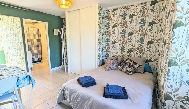 Lumineux Avec une Décoration Moderne. Studio Avec Cuisine Équipée. 5mn de A20