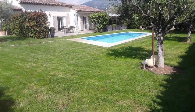 Lumineuse Villa de Vacances Avec Piscine sur la Côte D'azur