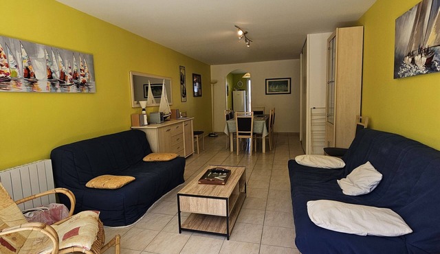 Lumineux et Idéalement Situé Entre Port et Plages Dans Résidence Avec Piscine