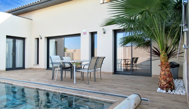 LUMINIA - SOUTHERN VILLA ☀️ COMPTEMPORARY POOL & COMFORT PLUS 3 BEDS.