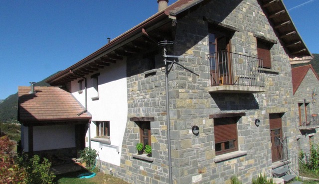 Luminosa Casa con Jardín en Hecho