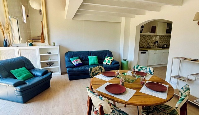 Luminous gîte, quiet and natural setting, cathedral ceiling living room with views of the Albères, terrace