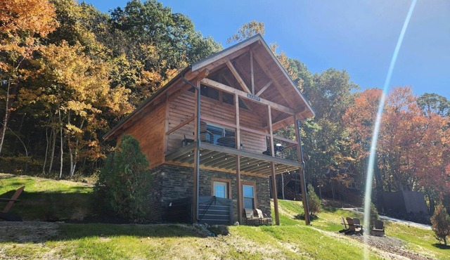 Luminous Cabin with Hot-Tub, BBQ and Deck in Ohio