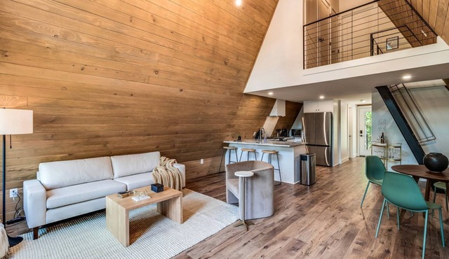 Luminous Elegant A-Frame with Jacuzzi and Lofted Areas in Louisiana