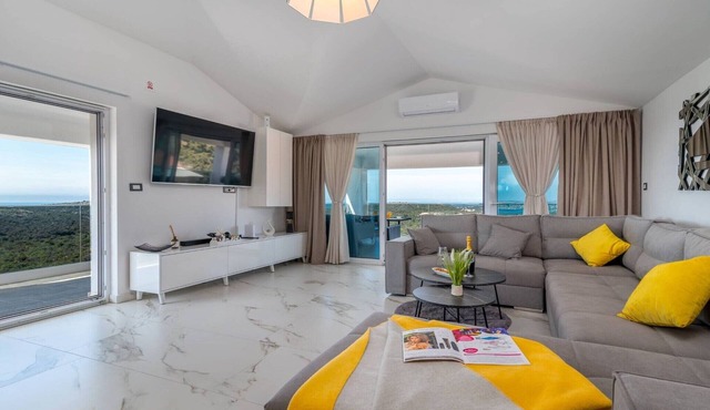 Luminous Infinity Villa with Pool and Gym - Six Bedroom Villa with Pool