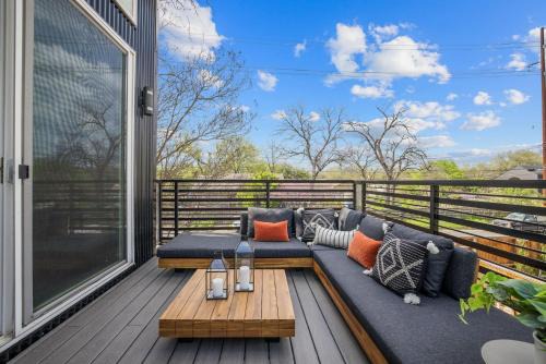 Luminous Renovated Cottage Near Downtown