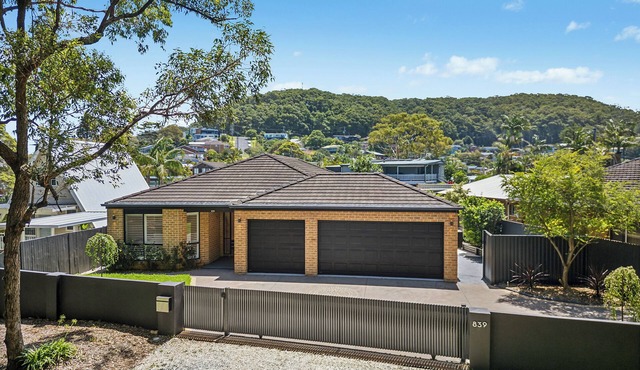 Lumoré - 5 Bedroom Luxury Beach retreat w/Spa, BBQ & Family Comfort in Wamberal