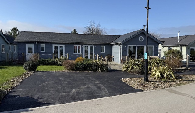 Luna Azul - a beach house that sleeps 8 guests in 3 bedrooms