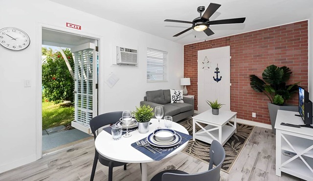 Luna Beach House in Hollywood