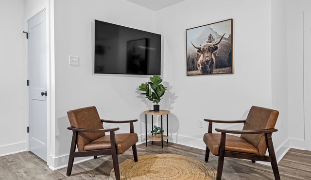 Luna Haus: Modern 3BR + Luxury Linens + Pet-Friendly Near Downtown Conway