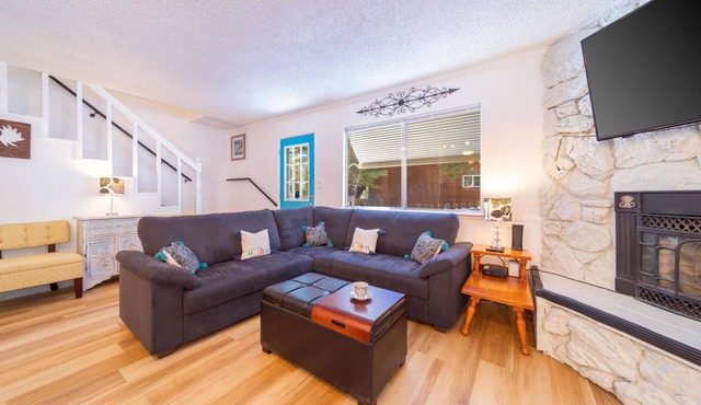 Luna Lodge - 4BR, 2BA Close to Hike, Bike