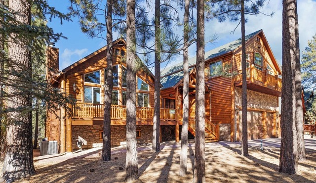 Luna Lodge by Destination Big Bear : Centrally Located between Snow Summit and Bear Mtn in Beautiful Heavenly Valley Estates! 6 Bedrooms with En-Suites! Spa! Gameroom! Theater Room!