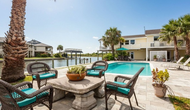 Luna Mar | Canal-Front, Private Pool