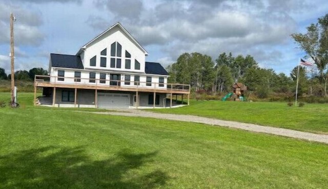 Luna's Loft - Modern Country Home with Hot Tub