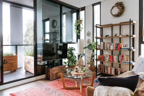 Luna, Stylish and Chic Collingwood Apartment