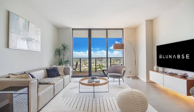 Lunabase ☾ Heavenly View | Smart Condo, King Bed, Bayview, Parking, Pool, Gym